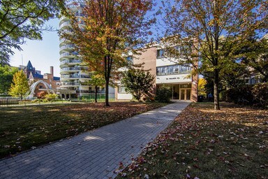 50 Walmer Road in Toronto, ON - Building Photo