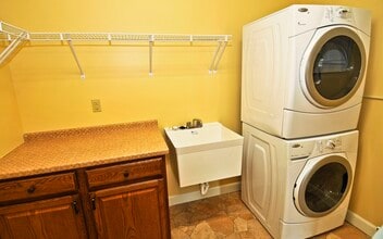 501 Crawford Ave, Unit 301 in Morgantown, WV - Foto de edificio - Building Photo