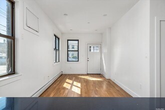 61-21 55th St in New York, NY - Building Photo - Building Photo