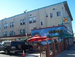 2200 Pico Blvd in Los Angeles, CA - Foto de edificio - Building Photo