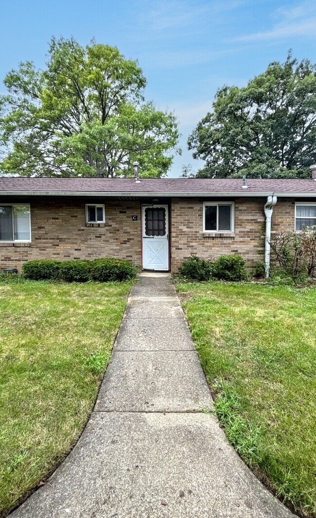 property at 2324 Woodbrook Cir N