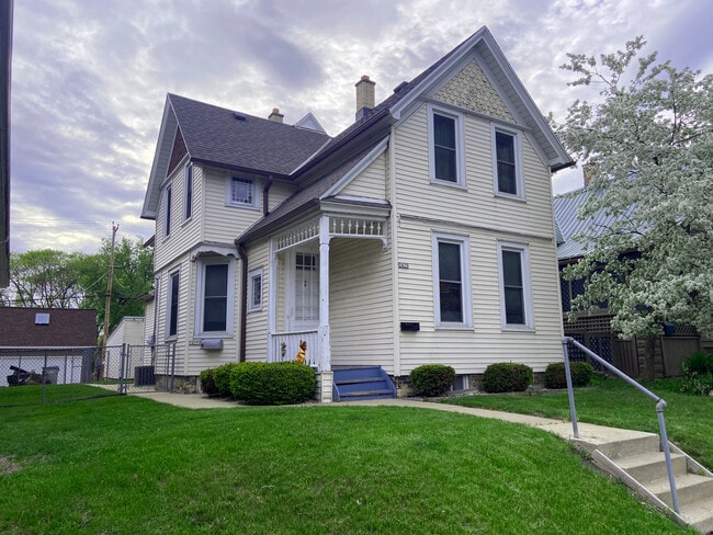2429 N Oakland Ave, Unit Lower