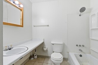 Meadow Ridge Apartments in Waterloo, IA - Foto de edificio - Building Photo