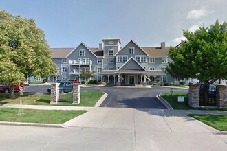 Lakefront Manor Apartments and Villas in Oshkosh, WI - Foto de edificio - Building Photo