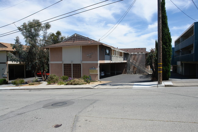 921 Hill in Belmont, CA - Foto de edificio - Building Photo