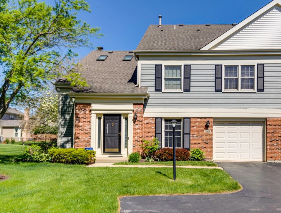 2462 E Towne Blvd in Arlington Heights, IL - Building Photo