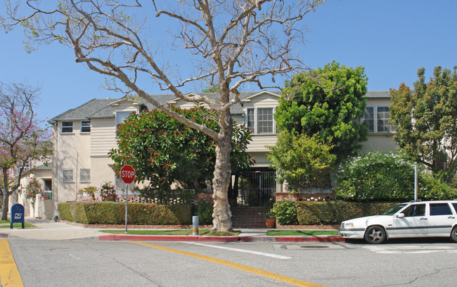 9961-9985 Robbins Dr in Beverly Hills, CA - Foto de edificio - Building Photo