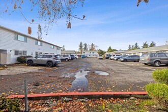 Lincoln Court in Portland, OR - Foto de edificio - Building Photo