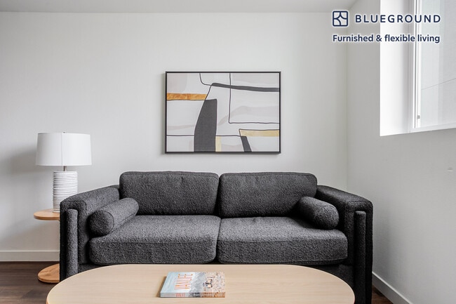 1011 Serrano Ave in Los Angeles, CA - Building Photo - Building Photo