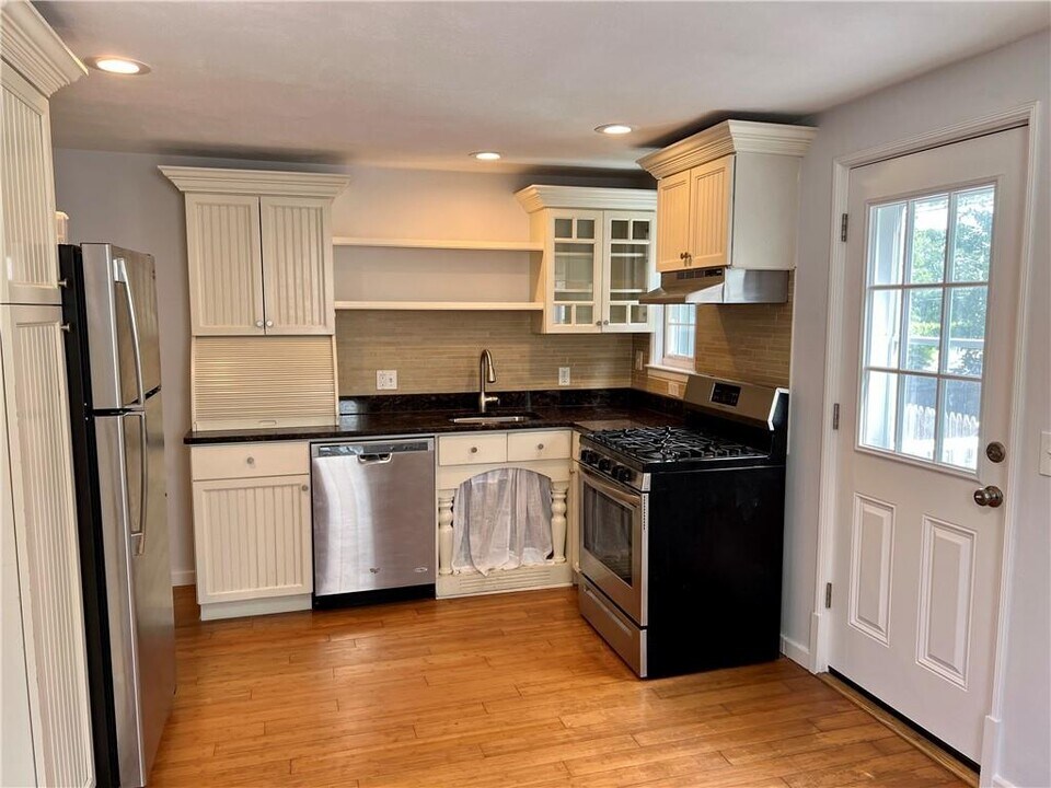 129 Vernon Ave in Middletown, RI - Building Photo
