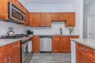 Glenview House in Stamford, CT - Foto de edificio - Building Photo