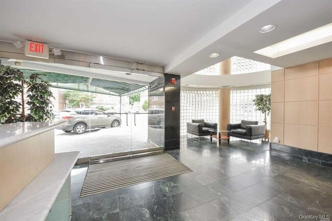 88 Cutter Mill Rd in Great Neck, NY - Building Photo - Building Photo