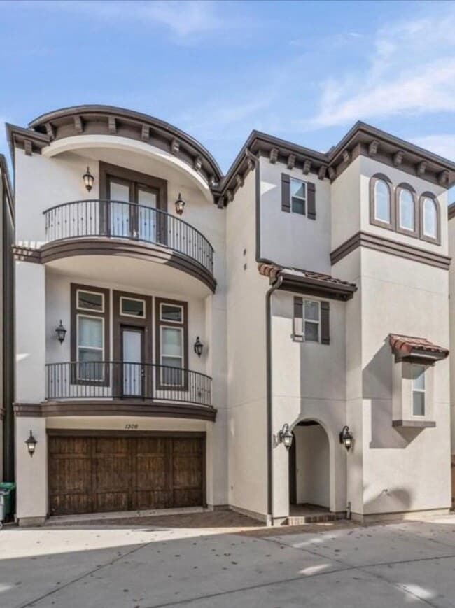 property at 1306 Hawthorne St