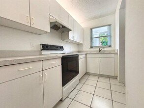 9013 NW 38th Dr in Coral Springs, FL - Building Photo - Building Photo