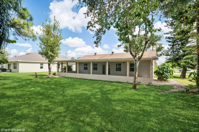 3438 SW Martin St in Port St. Lucie, FL - Foto de edificio - Building Photo