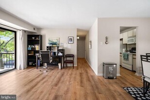 45 Le Forge Ct in Chesterbrook, PA - Building Photo