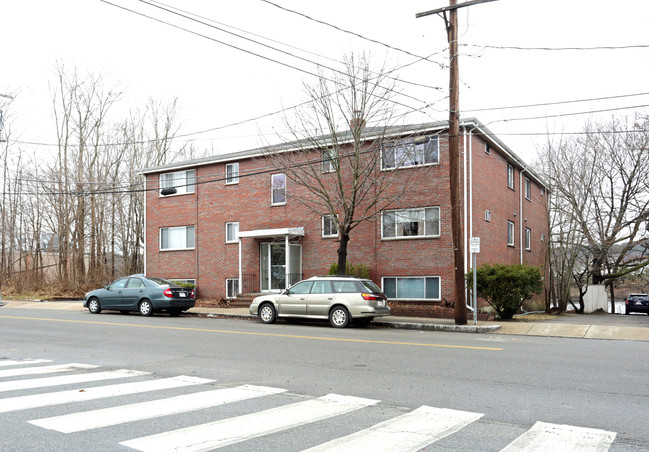 61 Crescent St Apartments in Waltham, MA - Building Photo - Building Photo