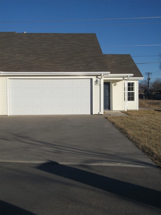 2400 Walden Ln in Manhattan, KS - Building Photo