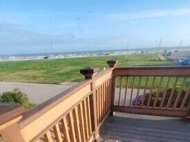 1128 Ave M 1/2 in Galveston, TX - Building Photo