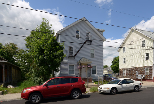 105 Hedley Ave in Central Falls, RI - Foto de edificio - Building Photo