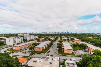 987 SW 37th Ave in Miami, FL - Building Photo - Building Photo