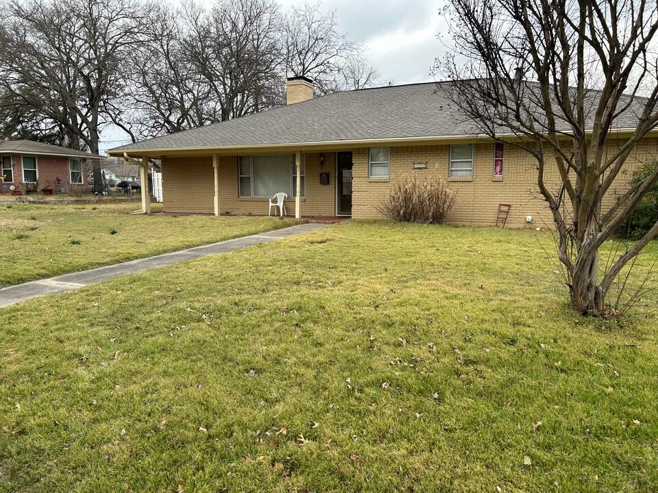 203 Melody Ln in Gainesville, TX - Building Photo