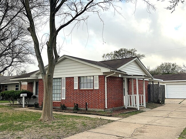 1121 Alice St in Deer Park, TX - Building Photo - Building Photo