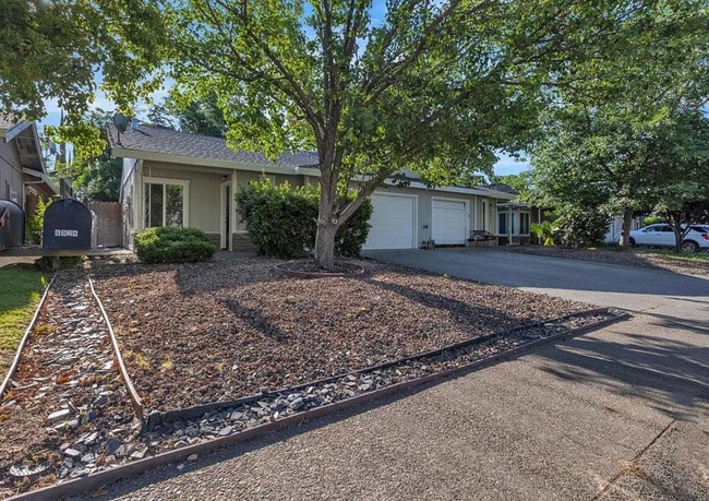 6930 Trovita Way in Citrus Heights, CA - Foto de edificio - Building Photo