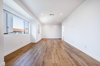 705 N Benton Way, Unit 705 in Los Angeles, CA - Building Photo - Building Photo