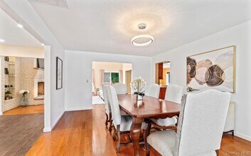 42 Titus Rd in Glen Cove, NY - Building Photo - Building Photo