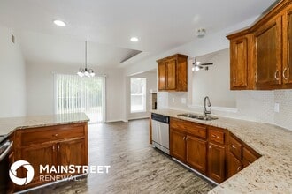 7303 Oak St in Pleasant Valley, MO - Foto de edificio - Building Photo