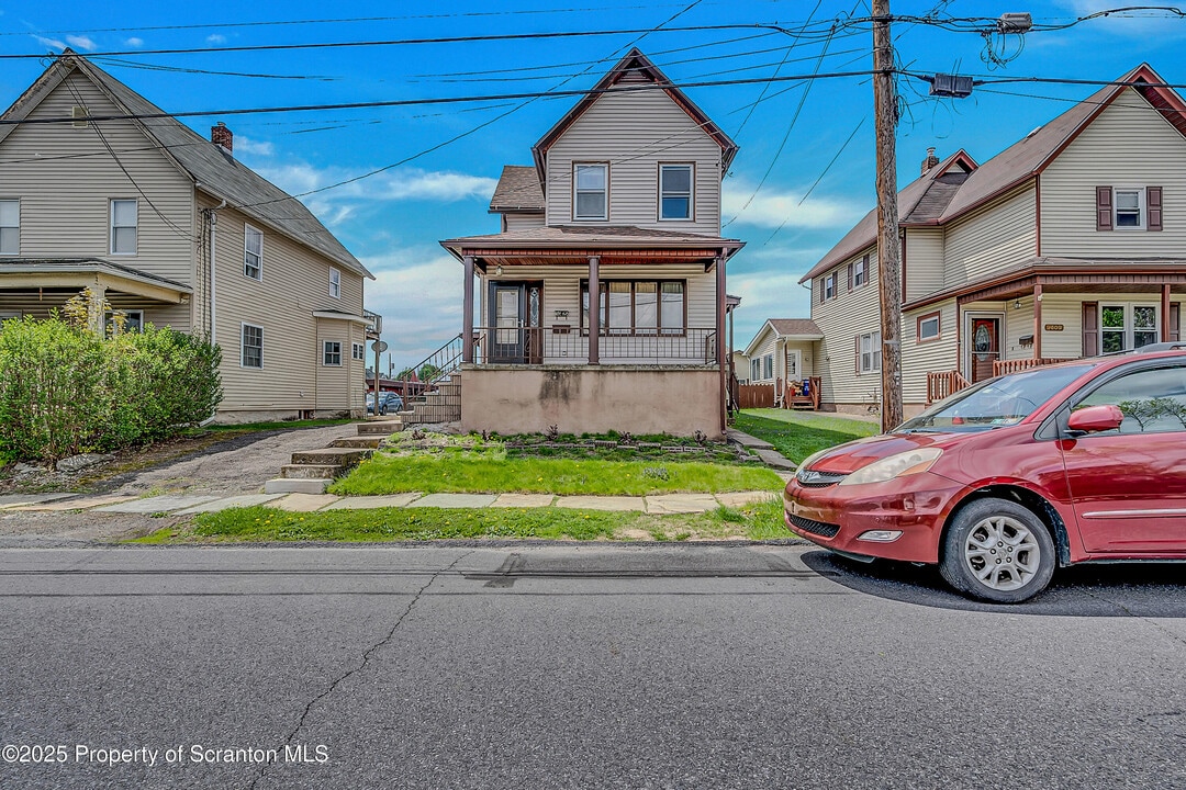 1605 Bulwer St in Scranton, PA - Building Photo