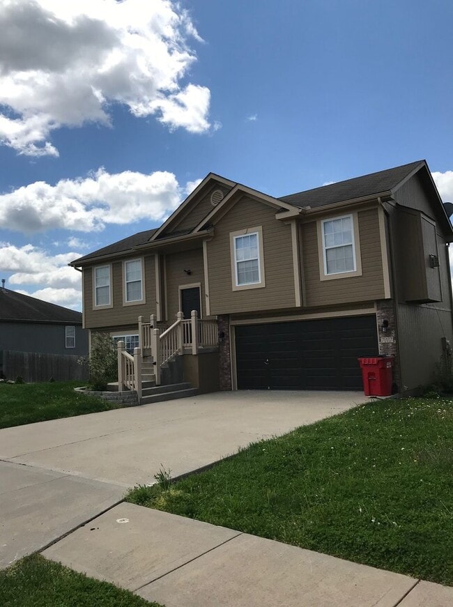 717 SW Tisha Ln in Grain Valley, MO - Building Photo - Building Photo