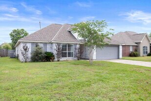 11327 Shady Bend Dr in Denham Springs, LA - Building Photo