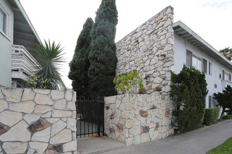 9800 National Blvd in Los Angeles, CA - Foto de edificio - Building Photo