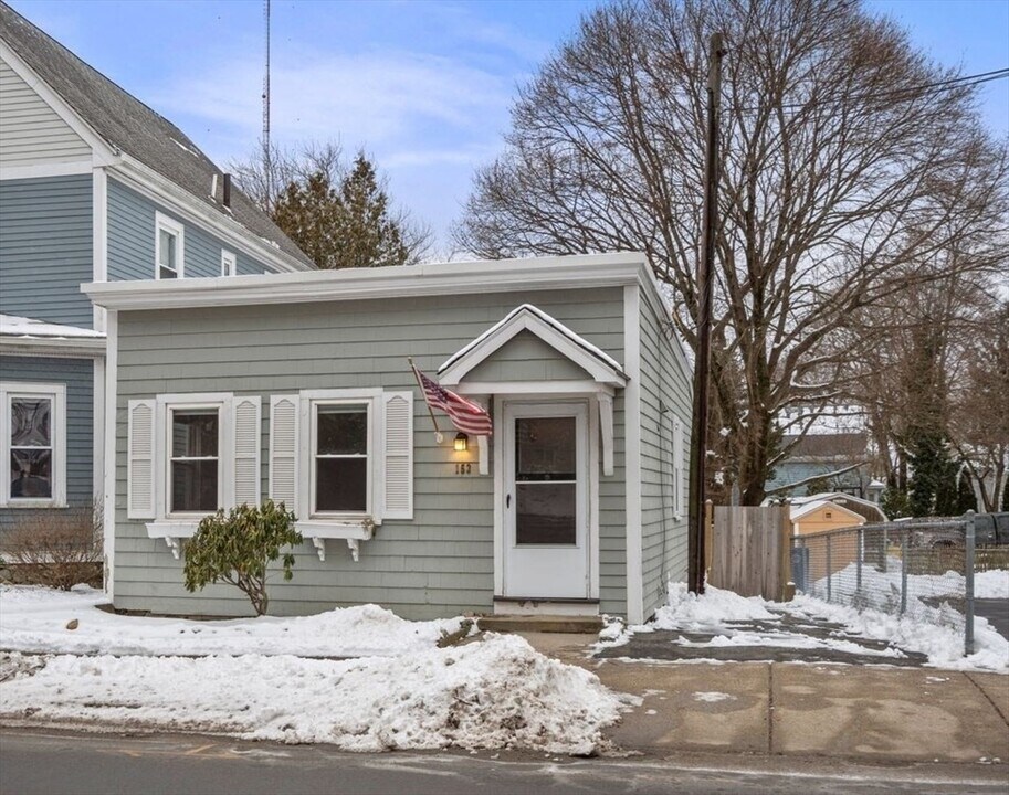 190 Oak St, Unit #1 in Newton, MA - Building Photo