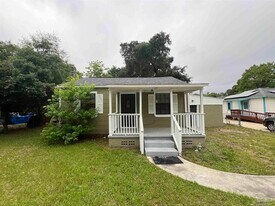 45 W Carver Dr in Pensacola, FL - Building Photo