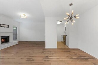 1100 Augusta Dr in Houston, TX - Foto de edificio - Building Photo