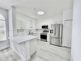 120 Jacaranda Country Club Dr in Plantation, FL - Building Photo