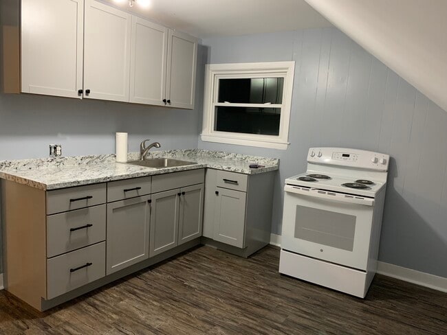 94 Old Colony Ave, Unit 3 in Somerset, MA - Building Photo - Building Photo