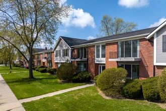 Carriage Hill Apartments - Dearborn Heights, MI in Dearborn Heights, MI - Building Photo - Building Photo