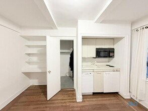 321 E 43rd St in New York, NY - Building Photo - Building Photo