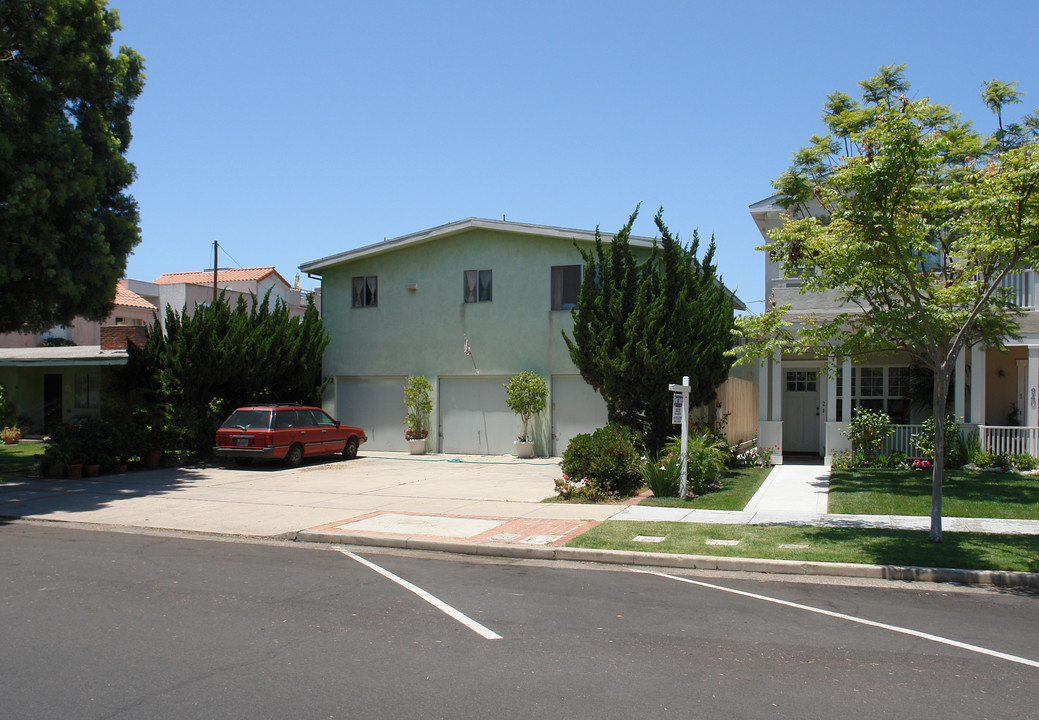 942-958 E Ave in Coronado, CA - Building Photo