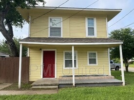 1100 E Hickory St in Denton, TX - Building Photo