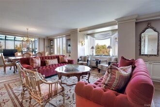 111 Cherry Valley Ave in Garden City, NY - Building Photo - Building Photo