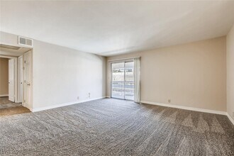 5224 River Glen Dr in Las Vegas, NV - Building Photo - Building Photo