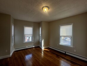 512 Medford St, Unit 2 in Somerville, MA - Building Photo - Building Photo