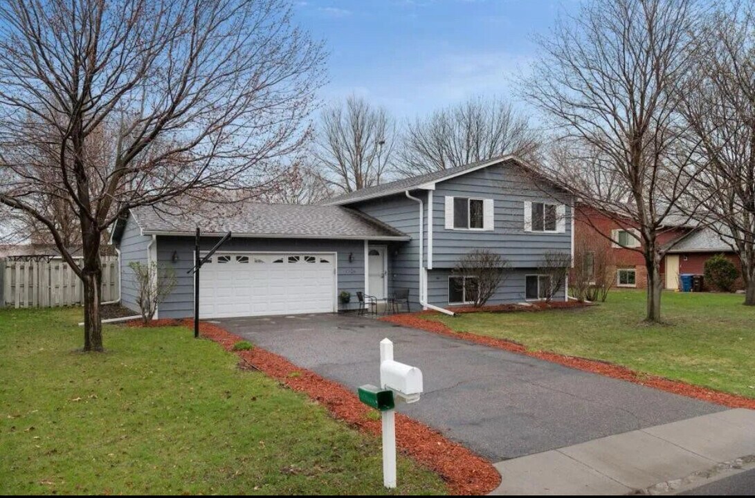 9124 Goldenrod Ln N in Maple Grove, MN - Building Photo