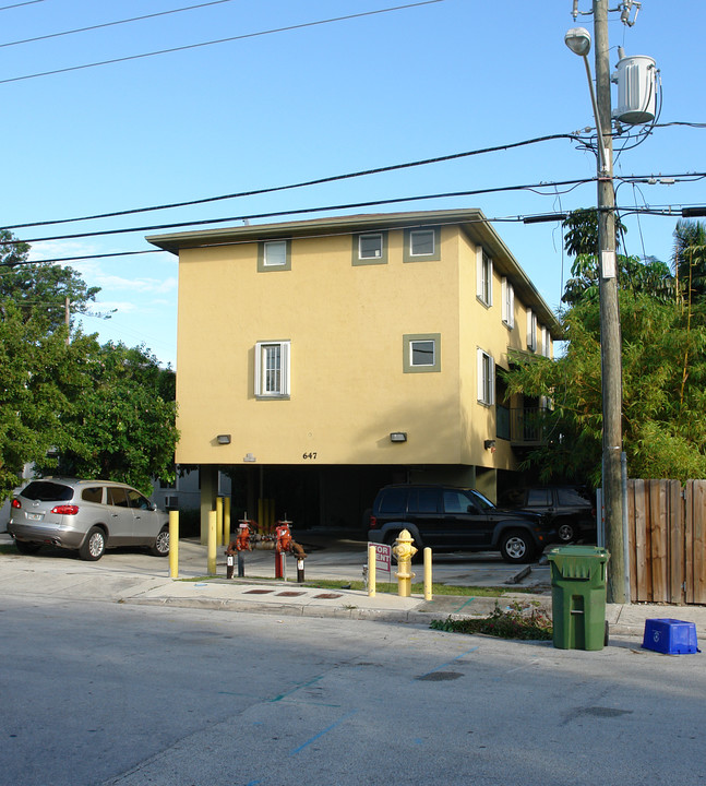 647 NE 61st St in Miami, FL - Foto de edificio