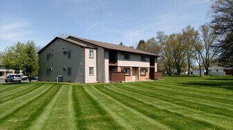 7400 Crosscreek Dr, Unit 7400 in Temperance, MI - Building Photo
